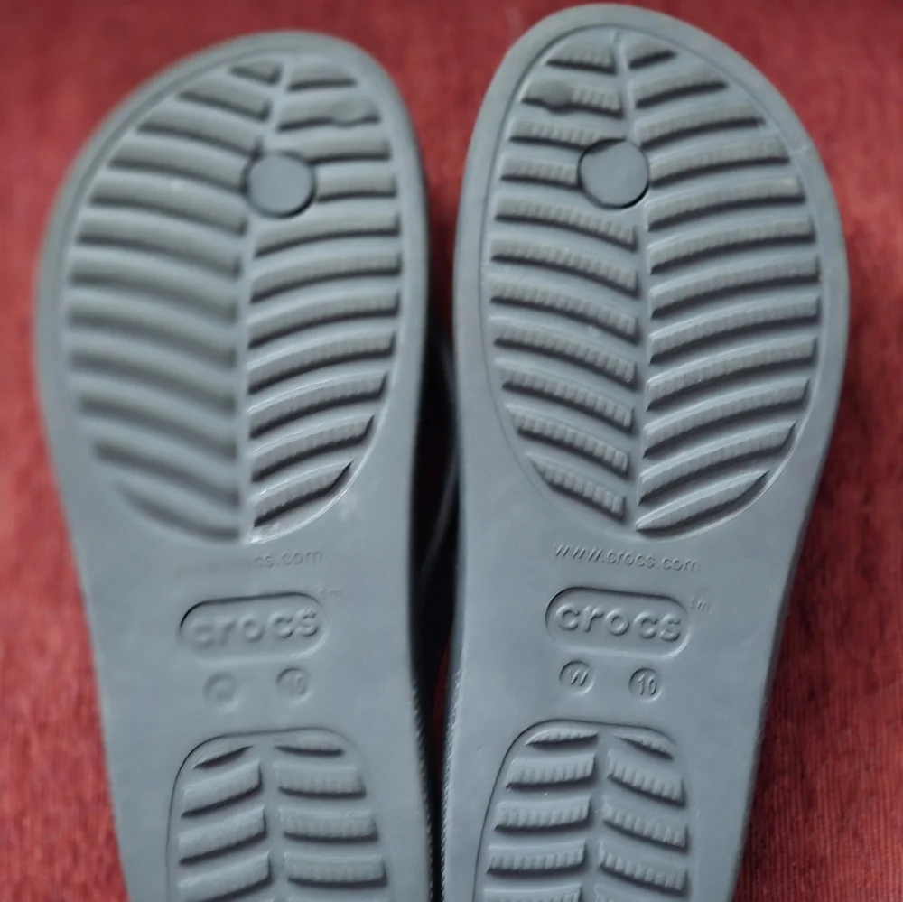 Women's flip flops! Croc, size 10 - Picture 2 of 2